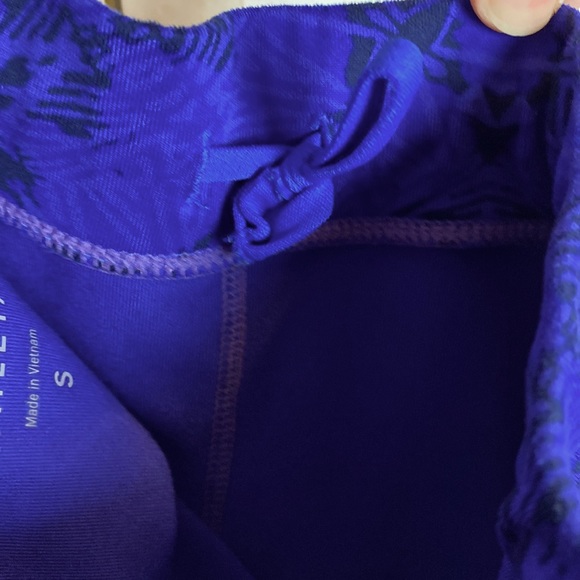 Athleta Cropped Leggings. Size Small - Picture 4 of 8